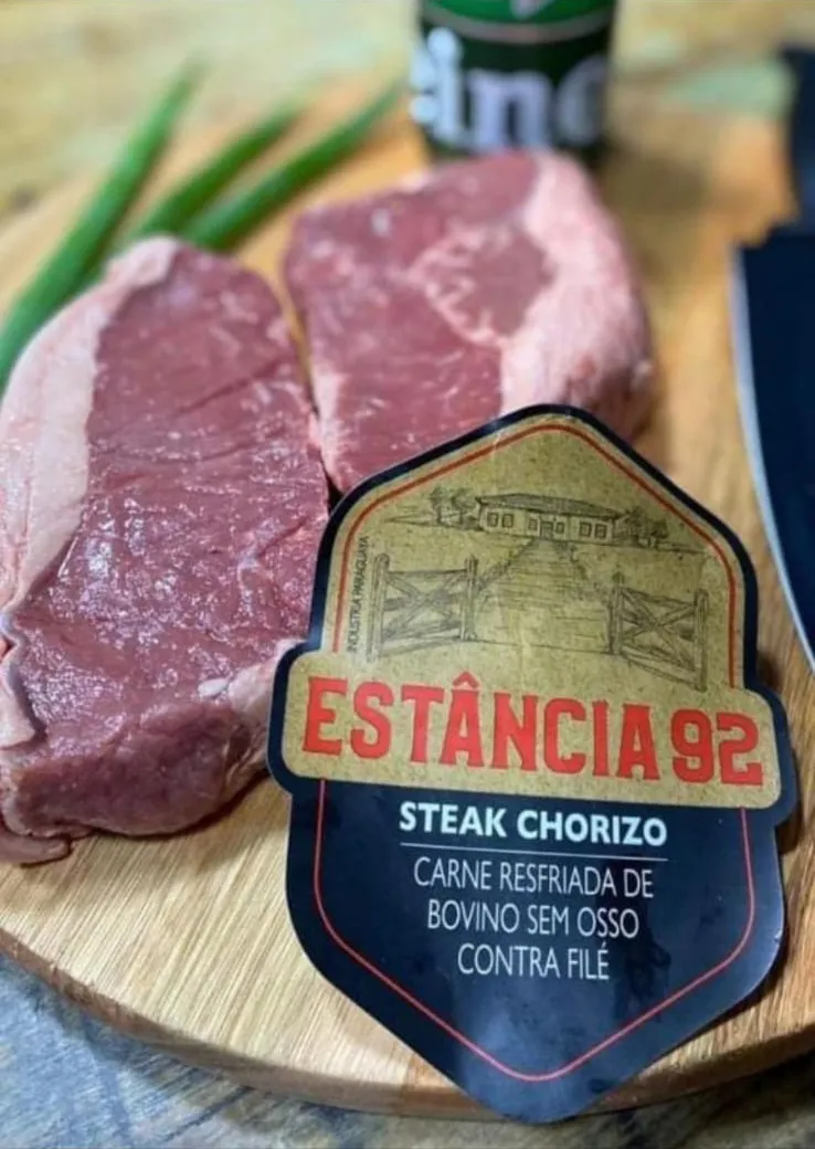 Steak Chorizo Estância 92 já porcionado sobre tábua de madeira, pronto pra ir à brasa